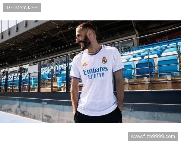 皇马125周年纪念球衣曝光经典白灰配色搭配复古队徽设计引发球迷热议